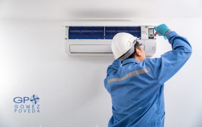 Instalación profesional de aire acondicionado Técnico instalando aire acondicionado en pared interior
